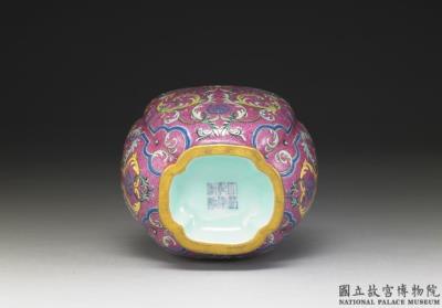 图片[3]-Four-petal-shaped vase in yang-ts’ai enamels with incised pattern of flower brocade 1741 (Ch’ien-lung reign)-China Archive